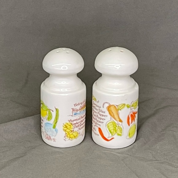 Vintage 1980 Avon Salt and Pepper Shakers - Picture 3 of 6